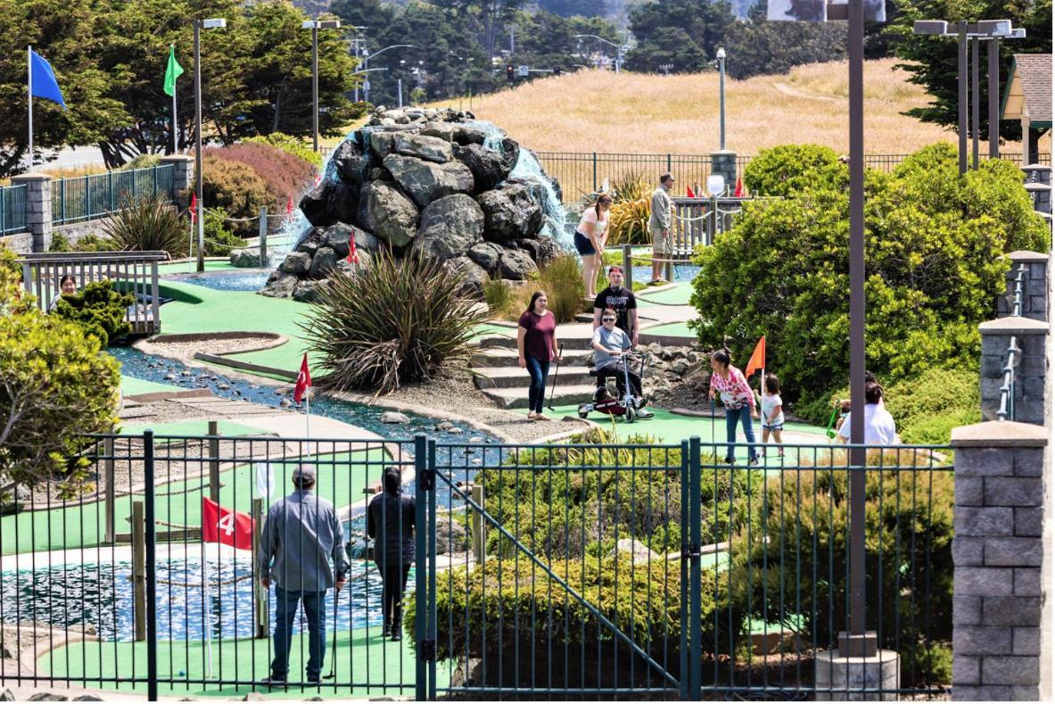 Emerald Dolphin Inn & Mini Golf Форт-Брэгг Экстерьер фото