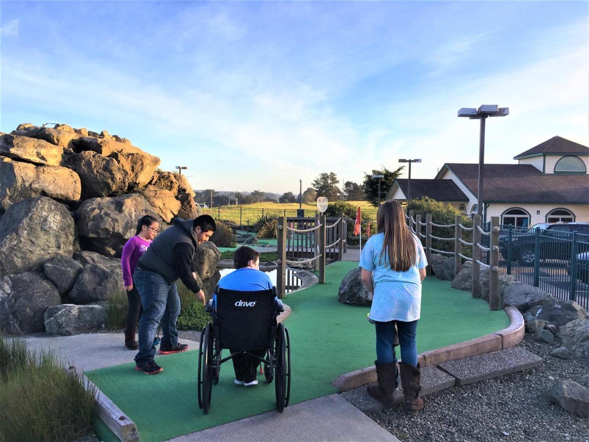 Emerald Dolphin Inn & Mini Golf Форт-Брэгг Экстерьер фото