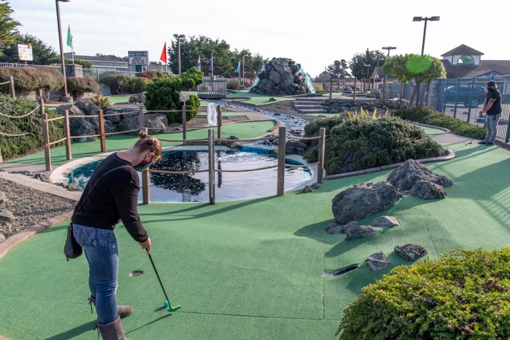 Emerald Dolphin Inn & Mini Golf Форт-Брэгг Экстерьер фото