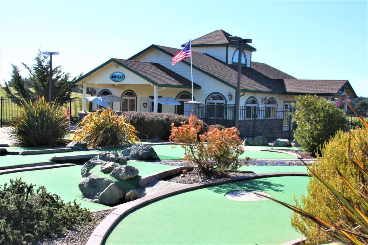 Emerald Dolphin Inn & Mini Golf Форт-Брэгг Экстерьер фото