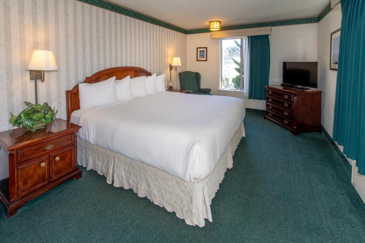 Emerald Dolphin Inn & Mini Golf Форт-Брэгг Экстерьер фото