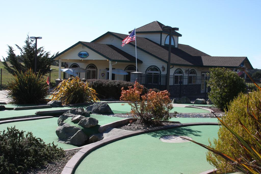 Emerald Dolphin Inn & Mini Golf Форт-Брэгг Экстерьер фото